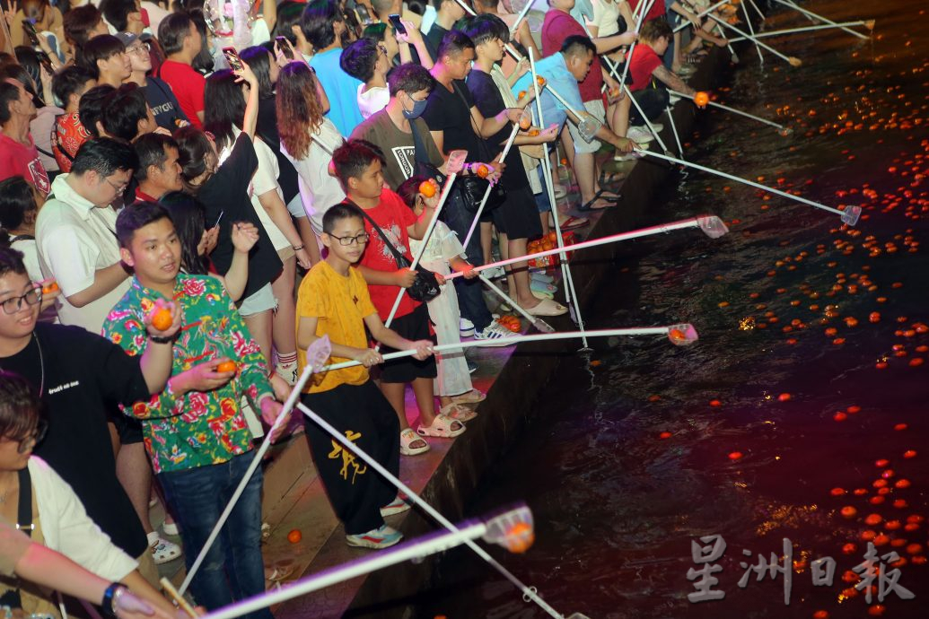 观音洞闹元宵 年柑你抛我捞 3万人次捧场热度爆表