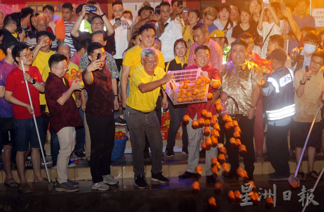 观音洞闹元宵 年柑你抛我捞 3万人次捧场热度爆表