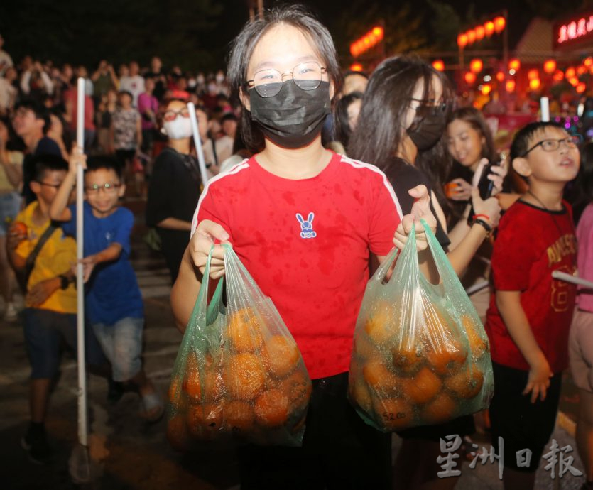 观音洞闹元宵 年柑你抛我捞 3万人次捧场热度爆表