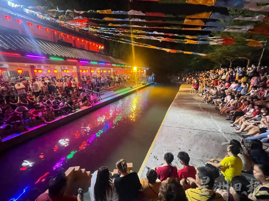 观音洞闹元宵 年柑你抛我捞 3万人次捧场热度爆表