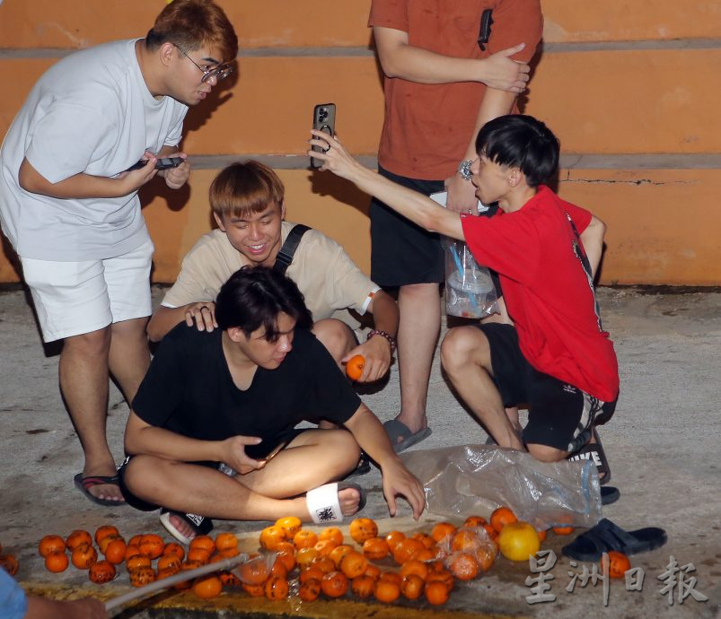 观音洞闹元宵 年柑你抛我捞 3万人次捧场热度爆表