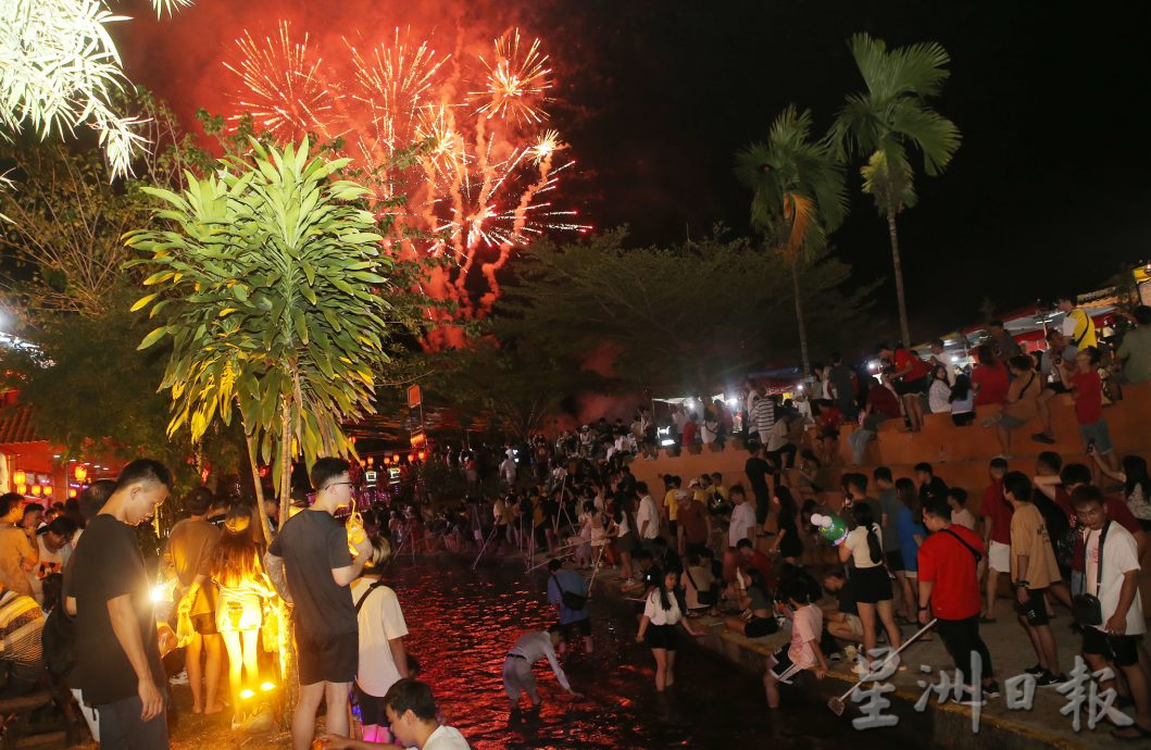 观音洞闹元宵 年柑你抛我捞 3万人次捧场热度爆表