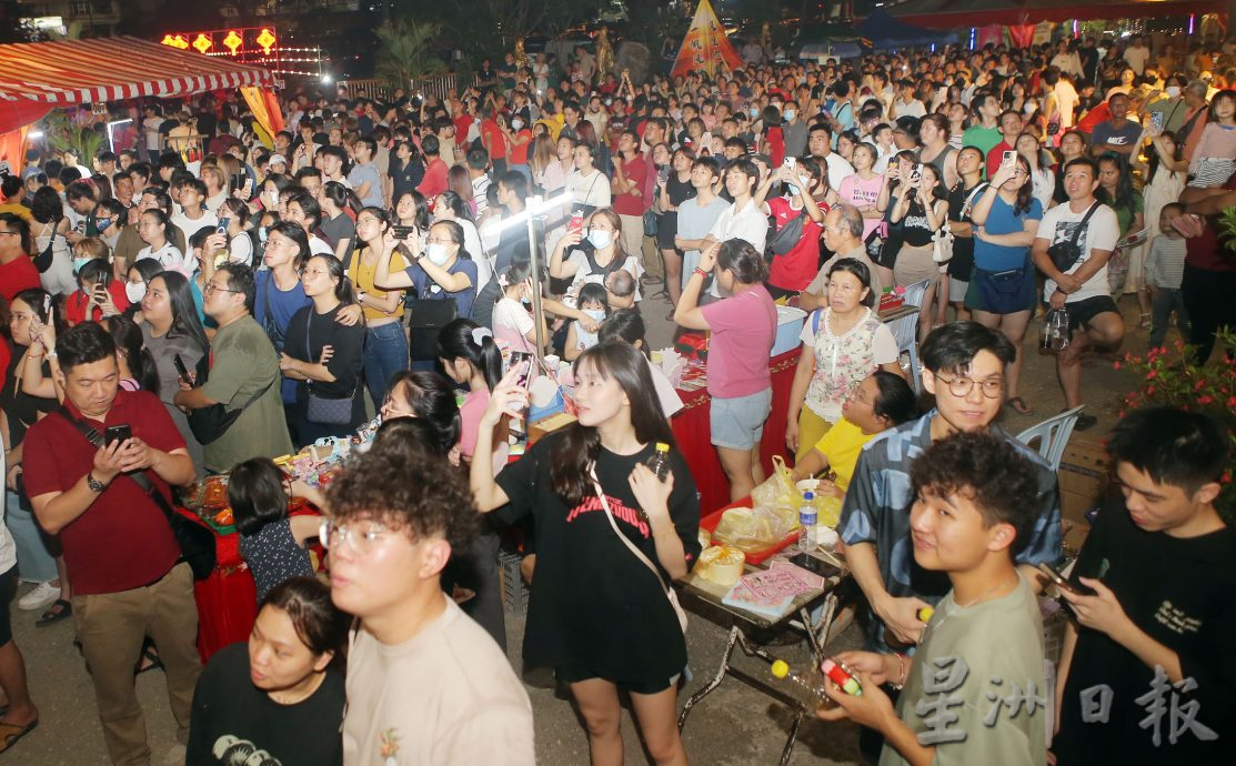 观音洞闹元宵 年柑你抛我捞 3万人次捧场热度爆表