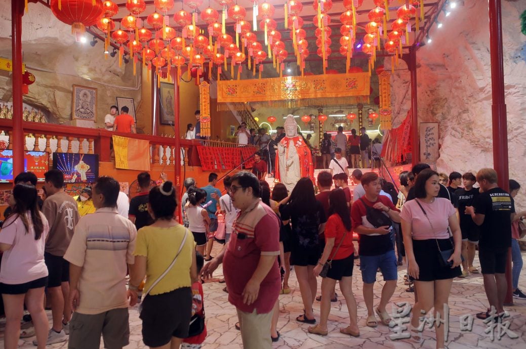 观音洞闹元宵 年柑你抛我捞 3万人次捧场热度爆表