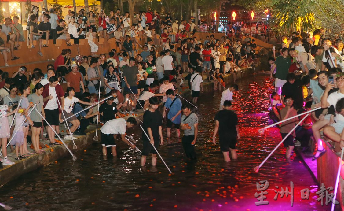 观音洞闹元宵 年柑你抛我捞 3万人次捧场热度爆表