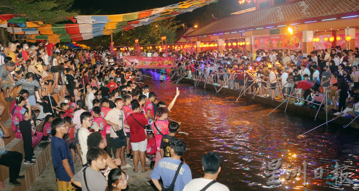 观音洞闹元宵 年柑你抛我捞 3万人次捧场热度爆表