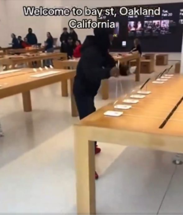 视频| 旁若无人抢走50部iPhone 蒙面贼落网