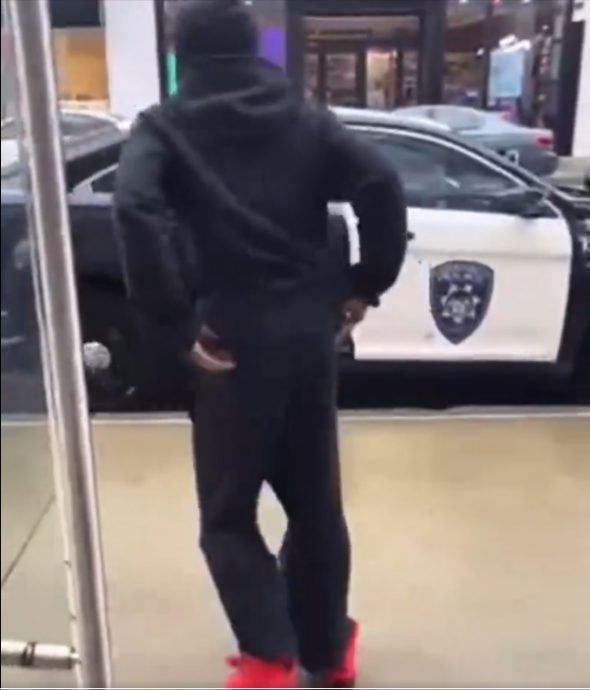 视频| 旁若无人抢走50部iPhone 蒙面贼落网