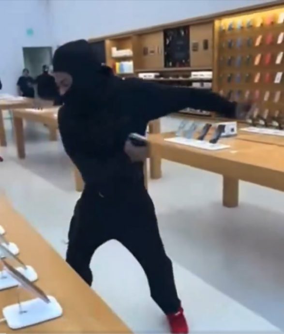 视频| 旁若无人抢走50部iPhone 蒙面贼落网