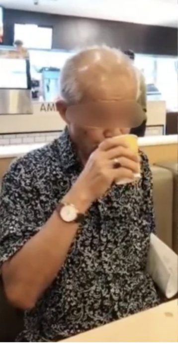 视频|被骂骗钱还故作淡定 老翁假装喝茶下秒拔腿逃