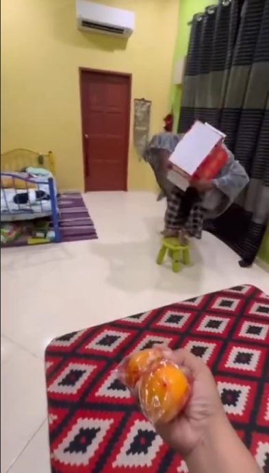 视频|马来小孩自制舞狮道具模仿舞狮表演 逗乐网民