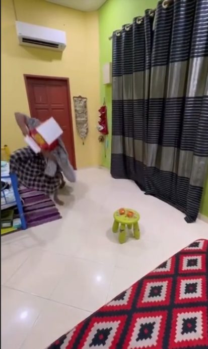 视频|马来小孩自制舞狮道具模仿舞狮表演 逗乐网民