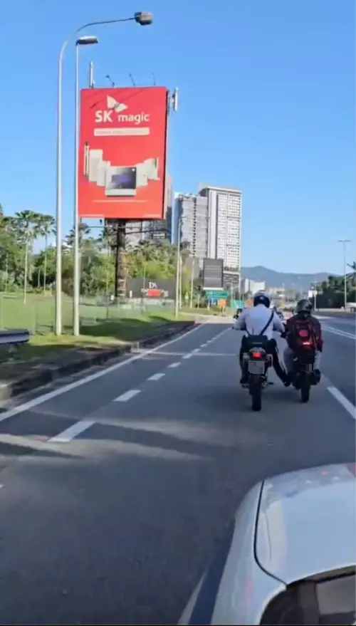 警员伴随摩托骑士找油站 网民赞：给其他警员树立榜样