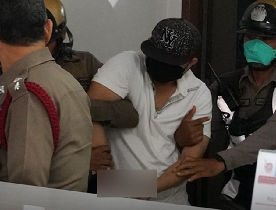 警察发狂踢翻摩托车 挥刀砍人1死1伤