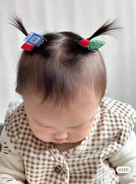 越南家长特别定制二维码发夹 方便亲戚扫描给孩子红包