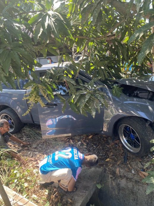 路边凉亭集合进行活动 失控皮卡猛撞童子军酿2死