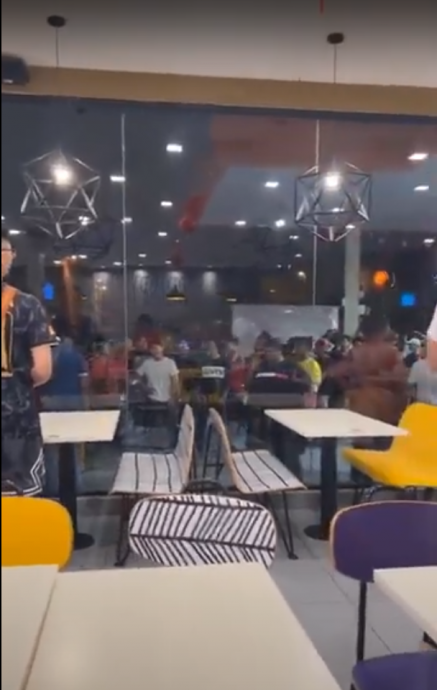 车祸遭围堵全家躲快餐店 妇女直播:谁可以来救我们?