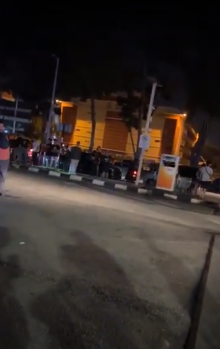 车祸遭围堵全家躲快餐店 妇女直播:谁可以来救我们?