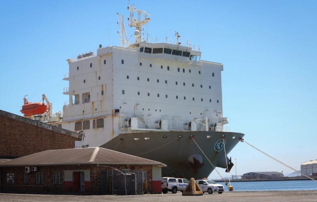 载近2万头牛船停靠港口 南非开普敦臭气熏天