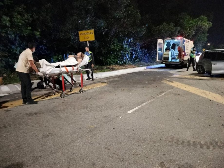 轿车撞路墩后引擎起火/巡警救出华裔男女和灭火