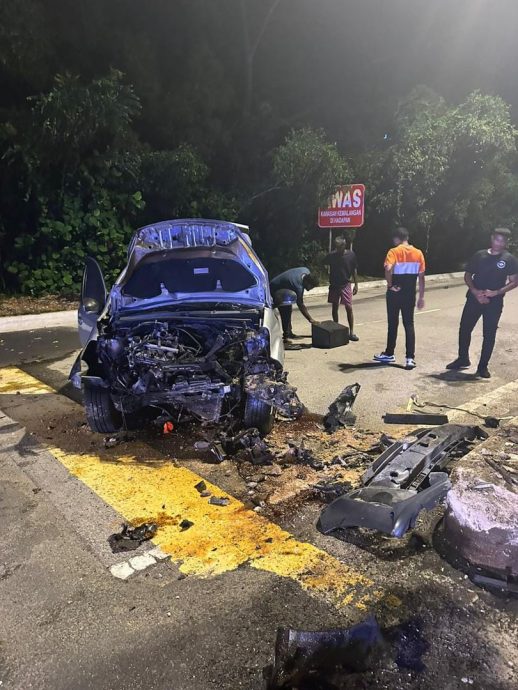 轿车撞路墩后引擎起火/巡警救出华裔男女和灭火