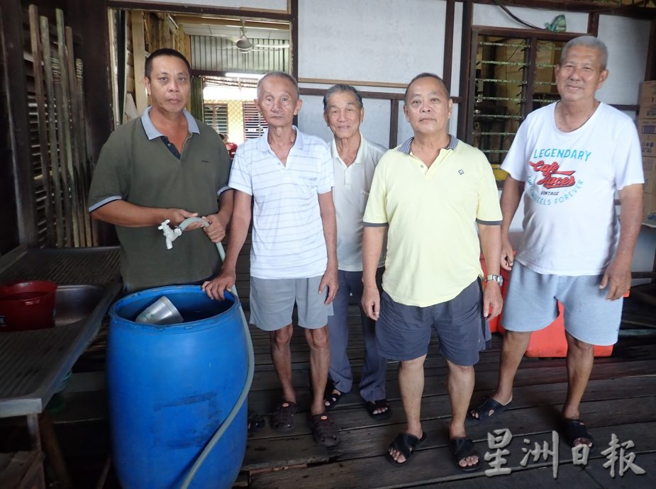 过年水供短缺  居民驾船 三轮摩托车“扑水”