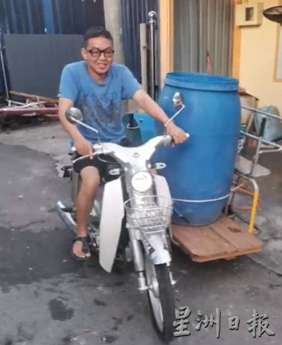 过年水供短缺  居民驾船 三轮摩托车“扑水”