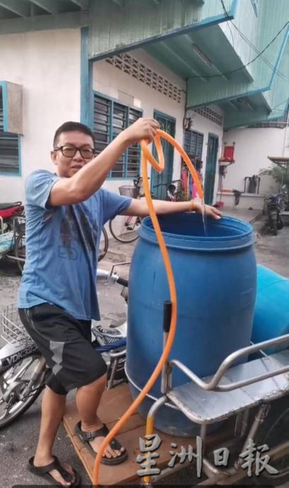过年水供短缺  居民驾船 三轮摩托车“扑水”