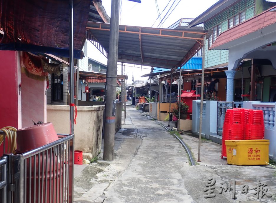 过年水供短缺 居民驾船 三轮摩托车“扑水”