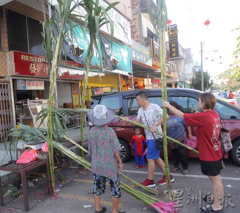 迎接兴旺发龙年 忙碌张罗拜天公 