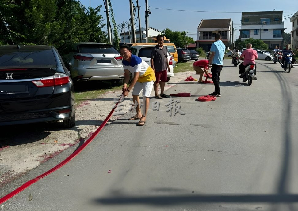 逾1公里鞭炮接龙 水闸绕村持续燃放98分钟