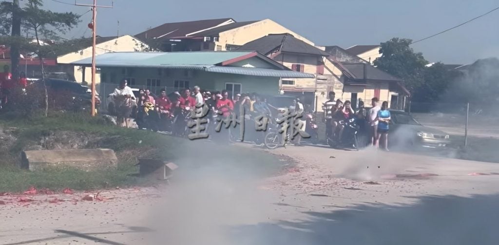 逾1公里鞭炮接龙 水闸绕村持续燃放98分钟