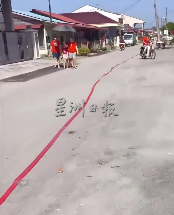 逾1公里鞭炮接龙 水闸绕村持续燃放98分钟