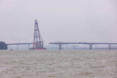 遭船撞断裂 广州沥心沙大桥受损跨梁开拆