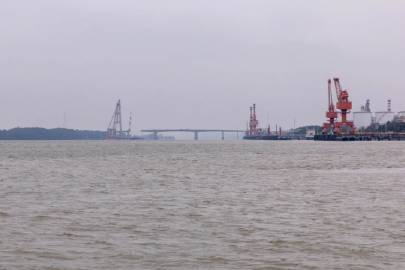 遭船撞断裂 广州沥心沙大桥受损跨梁开拆