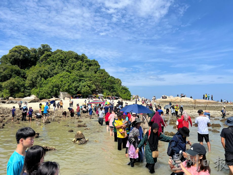 邦咯沙滩退潮奇观再现 数百人步行到对岸