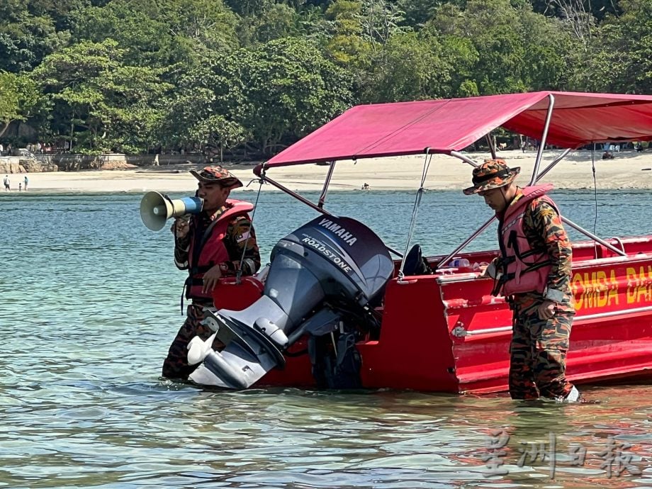 邦咯沙滩退潮奇观再现 数百人步行到对岸