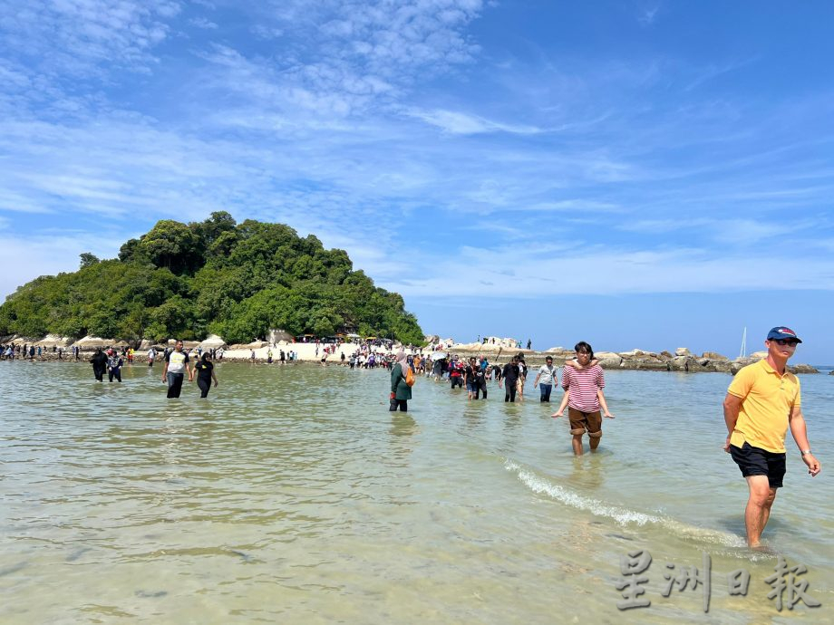 邦咯沙滩退潮奇观再现 数百人步行到对岸