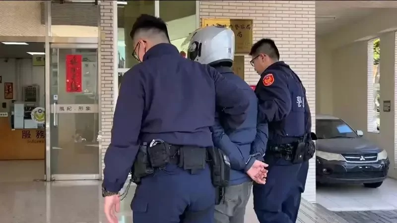 邻居长期铁锤敲地扰人 男子暴怒当街砍人