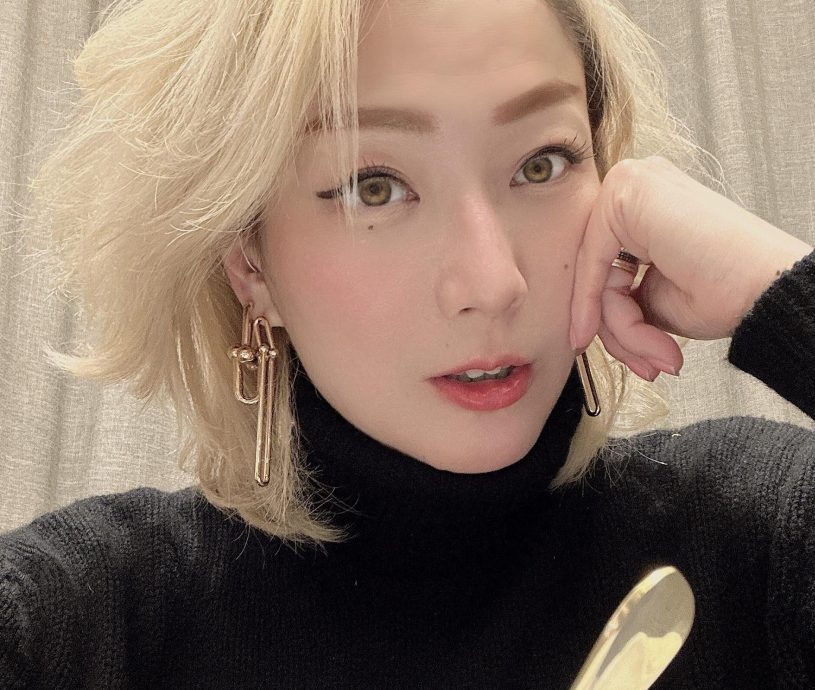 郑秀文游日惊闻母入院急返港 9日旅变1日行