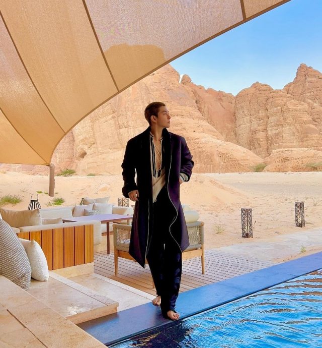 阿娇晒照泄蜜 疑与密友沙漠度情人节