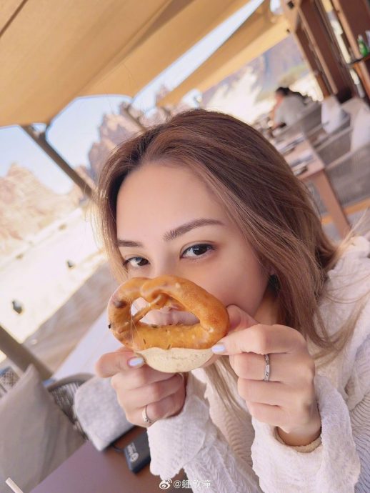 阿娇晒照泄蜜 疑与密友沙漠度情人节