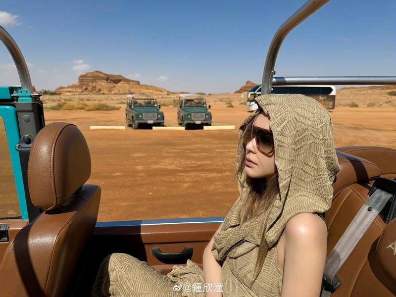 阿娇晒照泄蜜 疑与密友沙漠度情人节