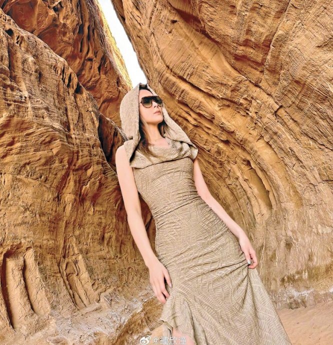 阿娇晒照泄蜜 疑与密友沙漠度情人节