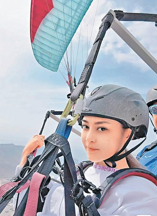 阿娇晒照泄蜜 疑与密友沙漠度情人节