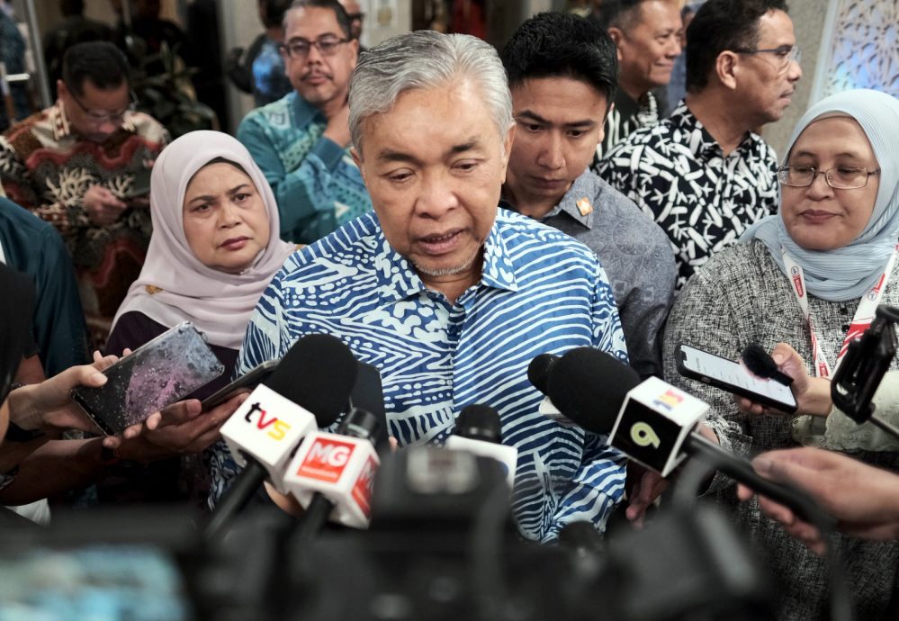 阿末扎希促沙菲宜尊重元首决定 “正努力满足纳吉家人要求”