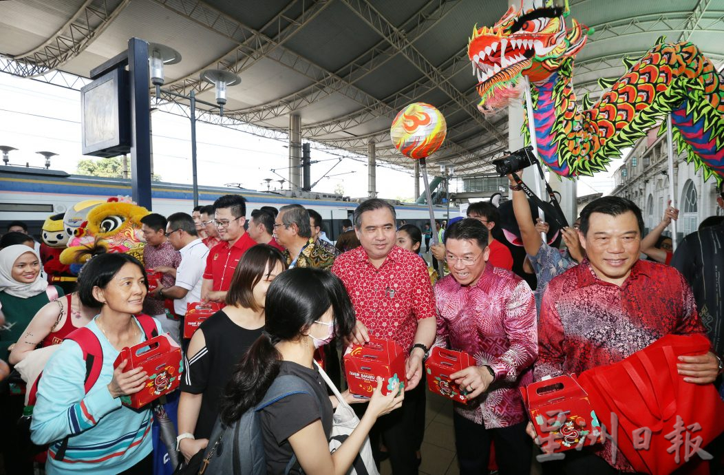 陆兆福：逾80火车站推开放式支付系统 一卡触就可开闸上车