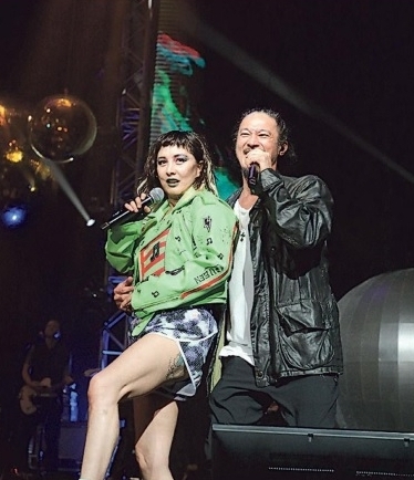 陈子聪病愈首露面 偕何超仪拍贺年照