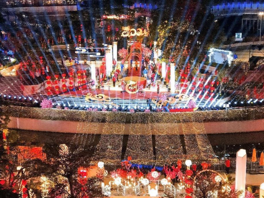 陈颖恩穿上娘惹民族服装 代表大马登大湾区春晚舞台