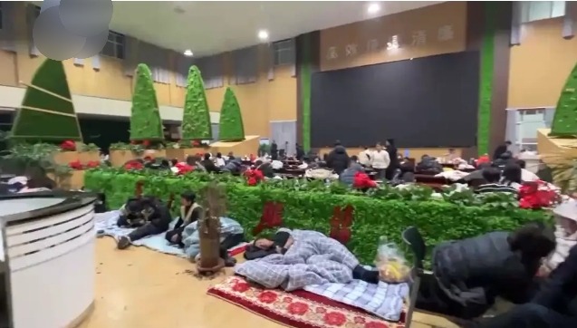 降雪影响甘肃多条高速临时管制 逾2万名旅客滞留